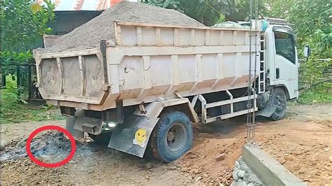 Mobil Dump Truk Pasir Mundur Di Lorong Sempit Jomplangin Muatan Full