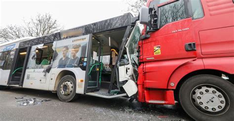 Verletzte Nach Unfall Mit Linienbus