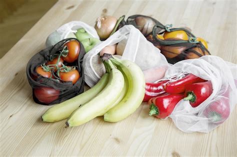 Verduras Y Frutas En Bolsas De Compras Reutilizables En Una Mesa De