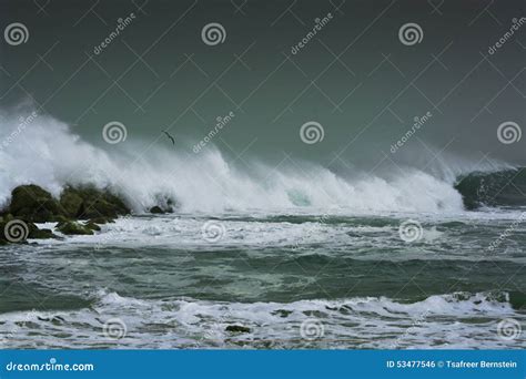 A Tempestade Do Mar Acena Dramaticamente Deixar De Funcionar E Espirrar