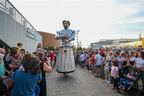 Fotos De La Comparsa De Gigantes Y Cabezudos En Puerto Venecia En Las