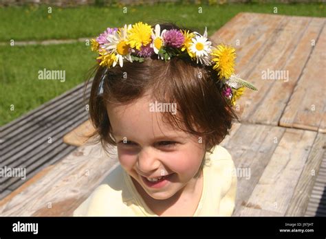 Petite Fille Et Couronne De Fleurs Banque De Photographies Et Dimages