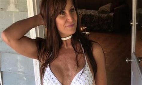 Se grabó caminando tranquilamente en bikini El detalle que escondía dejó a todos en shock