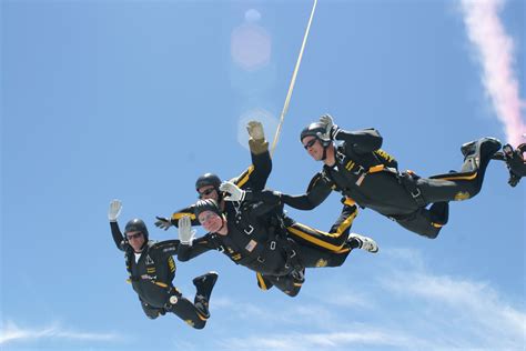 George Hw Bushs 90th Birthday Treat Skydiving Cbs News