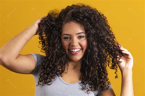 Linda Mulher Jovem Morena Cabelo Cacheado Sobre Fundo Isolado Amarelo