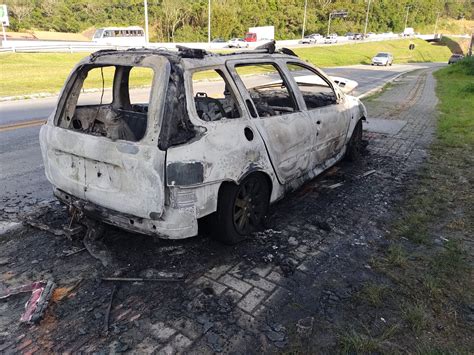 V Deo Carro Pega Fogo E Tr Nsito Fica Lento Na Sc Em Florian Polis