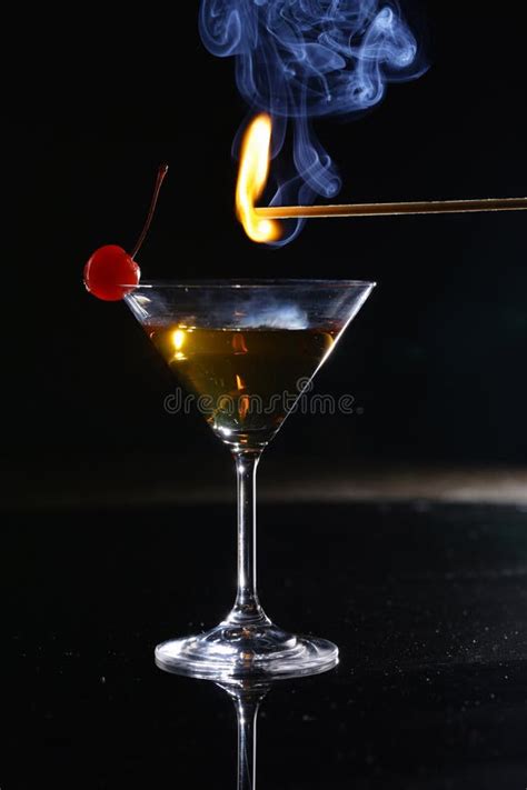 Vidrio De Martini Con Una Cereza Foto De Archivo Imagen De Vodka