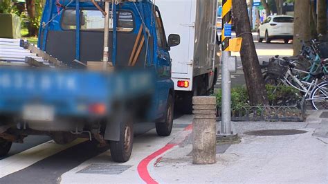 獨／法律系男大生拍小黃違停 遭狂追強拉險摔車｜東森新聞：新聞在哪 東森就在哪裡