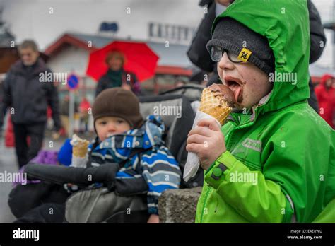 Kinder eis essen Fotos und Bildmaterial in hoher Auflösung Alamy