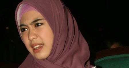 DEWI MEMEK Foto Hot Sexy Oki Setiana Dewi Dalam Balutan Hijab Cantik