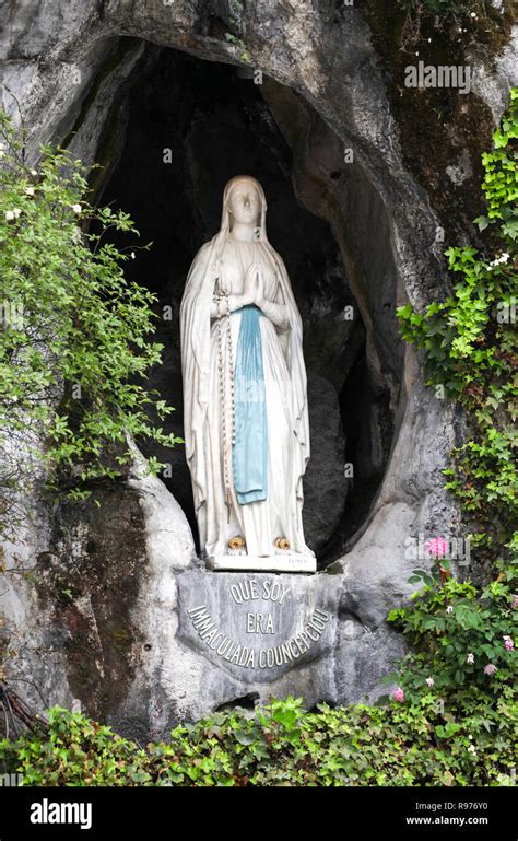 Peregrinación en la roca gruta de Massabielle en Lourdes suroeste de