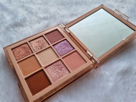 Скучная Huda Beauty Light Nude Obsessions Eyeshadow Palette Отзывы