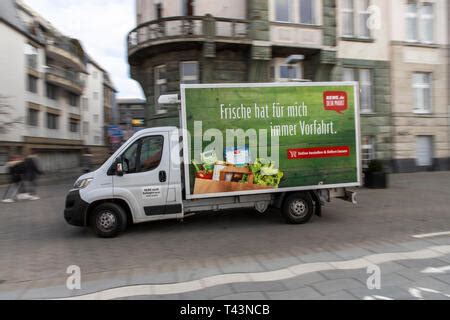 Rewe Lieferservice Lieferwagen Der Lebensmittelkette Rewe Bringt