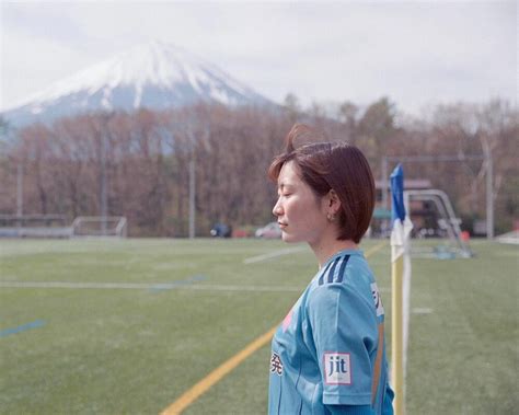 「人生はネタ探し」前例のない道を進む、元女子サッカー選手の吉本芸人・ひでかさん