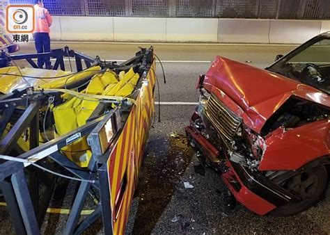 西九龍公路撼工程車 的士車頭撞扁 司機被困 Oncc 東網 Line Today