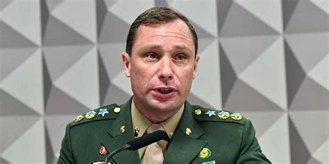 Exército afasta Mauro Cid de suas funções em cumprimento a ordem de