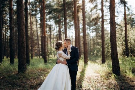 La Novia Y El Novio Est N Caminando En Un Bosque De Pinos En Un D A