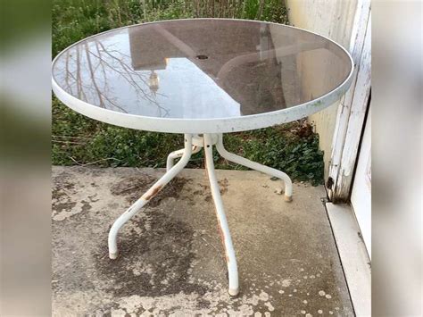 Round Glass Top Patio Table 42”