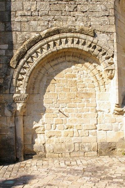 La Grande Porte Lat Rale Au S De L Glise De Sciecq Actuellement