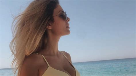 Në një pozë tërheqëse me bikini Argjentina Ramosaj vë në pah linjat trupore Telegrafi Telegrafi