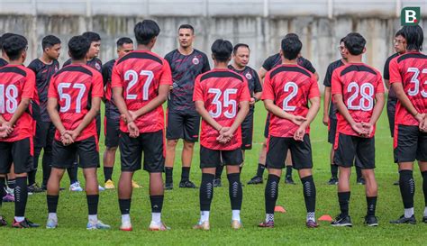 Foto Pelatih Baru Carlos Pena Pimpin Langsung Latihan Perdana Persija