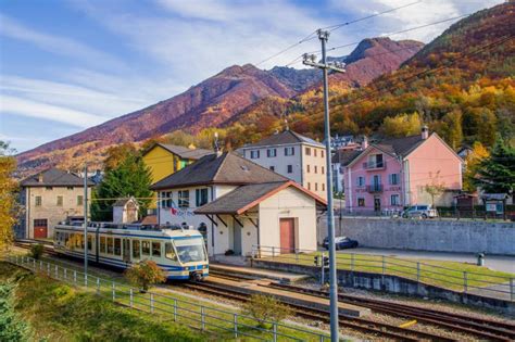 Sui Binari D Autunno Con Il Treno Del Foliage Ore Di Viaggio Tra