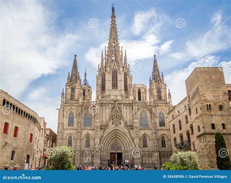 Façade De Cathédrale Gothique De Barcelone En Espagne Photo éditorial