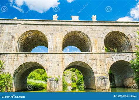 Croacia Hermoso Puente Arco De Piedra En Tounj Foto De Archivo Imagen