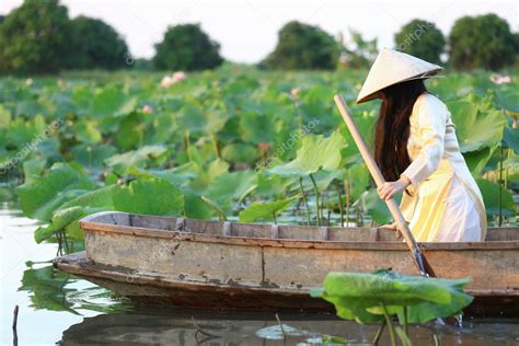 Mujer Vietnamita En Ao Dai Tradicional Vietnamita Vestido Amarillo Y