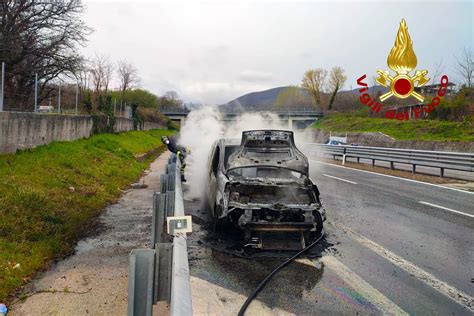 Auto Prende Fuoco In Autostrada Salvo Il Conducente