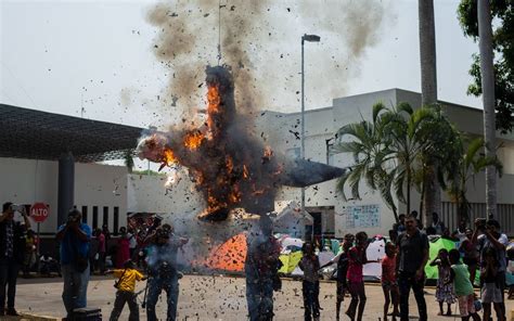 Migrantes apelan a la violencia queman piñatas de Trump y AMLO en