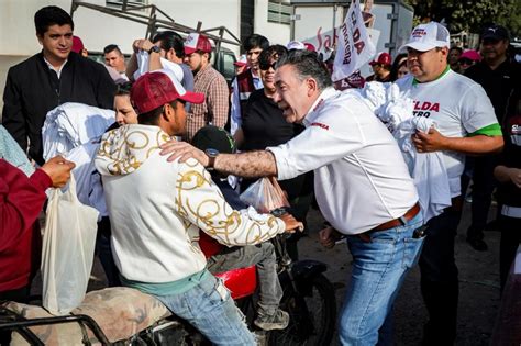 Imelda Castro Y Enrique Inzunza Dialogan Con Comerciantes Del Tianguis