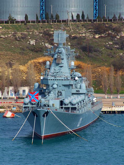 Гвардейский ракетный крейсер "Москва" у причала в Севастопольской бухте