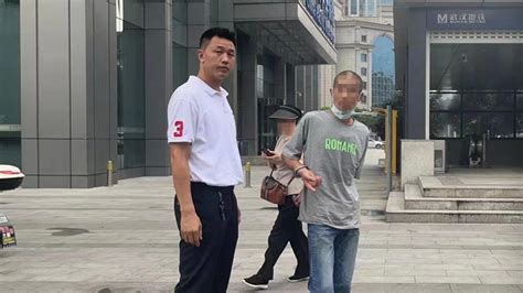 嫌疑人盗窃被抓反问蹲守民警：天这么热，为啥这么拼？ 七环视频 澎湃新闻 The Paper