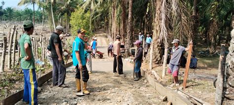 Ciptakan Kebersamaan Warga Desa Padang Panjang Gotong Royong Bangun