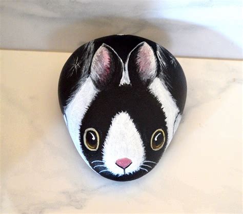 Bunny Rabbit Rock In 2020 Painted Rocks Pet Rocks Hand Painted