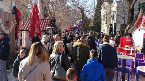 Brojni Mostarci I Njihovi Gosti U Ivaju Na Otvorenom