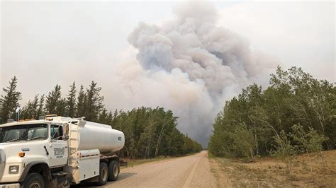 Un Feu De For T Prend De Lampleur Dans Le Parc National Wood Buffalo