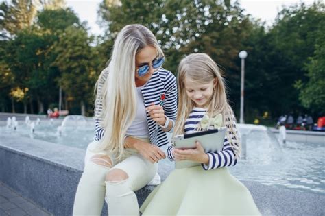 Blonde Mutter Lehrt Ihre Tochter Eine Tablette Kostenlose Foto