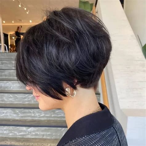 How To Wear A Stacked Inverted Bob At 50 Without A Karen Effect 2023