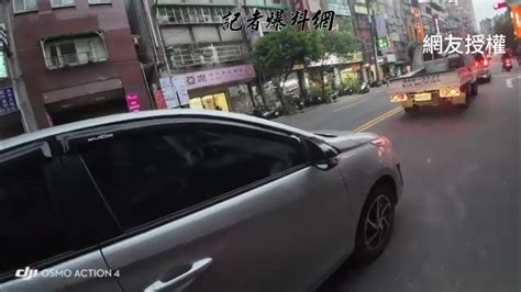 三寶駕駛後車廂沒關就上路 好心機車騎士一路尾隨幫忙關上竟遭網友批評？ Youtube