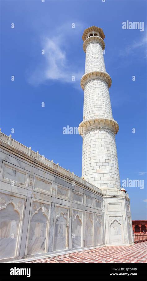 El Minarete del mausoleo del Taj Mahal los pilares de mármol blanco