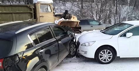 Урал протаранил 8 автомобилей на парковке. Последствия | Пикабу