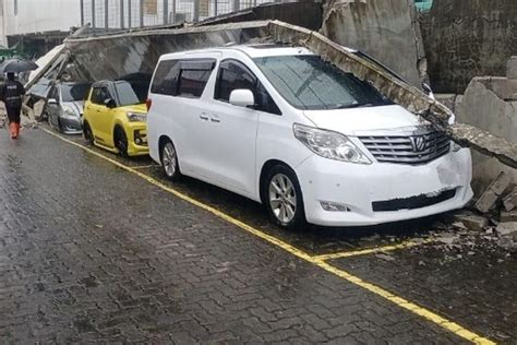 Foto Fakta Robohnya Tembok Pembatas Sekolah Al Fath Dan Labschool