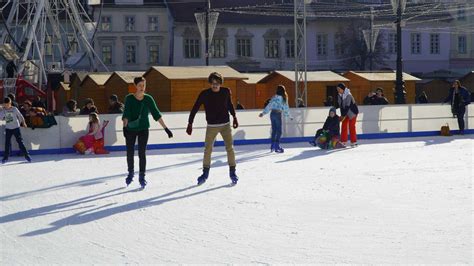 T Rgul De Cr Ciun Din Sibiu A Ajuns La Final Patinoarul Din Pia A