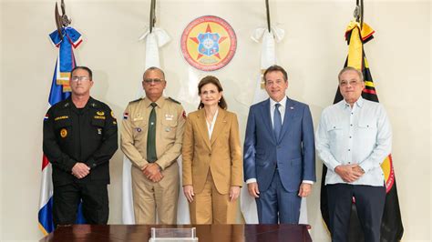 Vicepresidenta Raquel Peña encabeza entrega de 13 camionetas al Ceccom