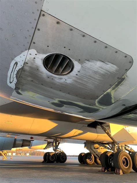 Касание двигателями Boeing 747 взлетно-посадочной полосы | Пикабу