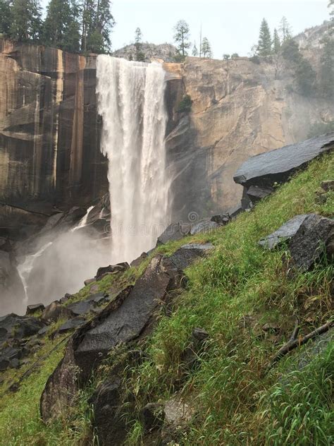 Vernal Falls Cascading In Yosemite Stock Image Image Of Cascade