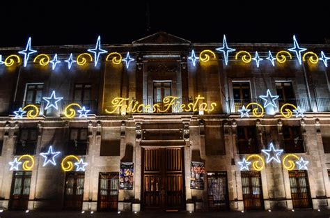 A partir de esta noche más de 98 mil luces navideñas adornan la