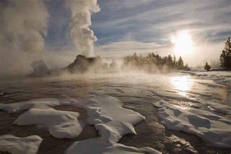 5 Reasons to Visit Yellowstone This Winter